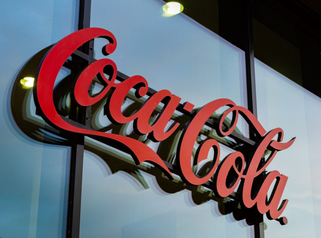 Koka-kola nadmašila procene prihoda u prvom kvartalu ali strahuje od tarifne politike