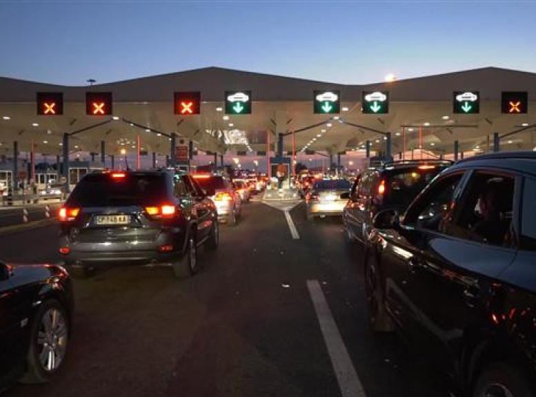 Pojačan saobraćaj ka zimskim centrima, najduža čekanja na Batrovcima