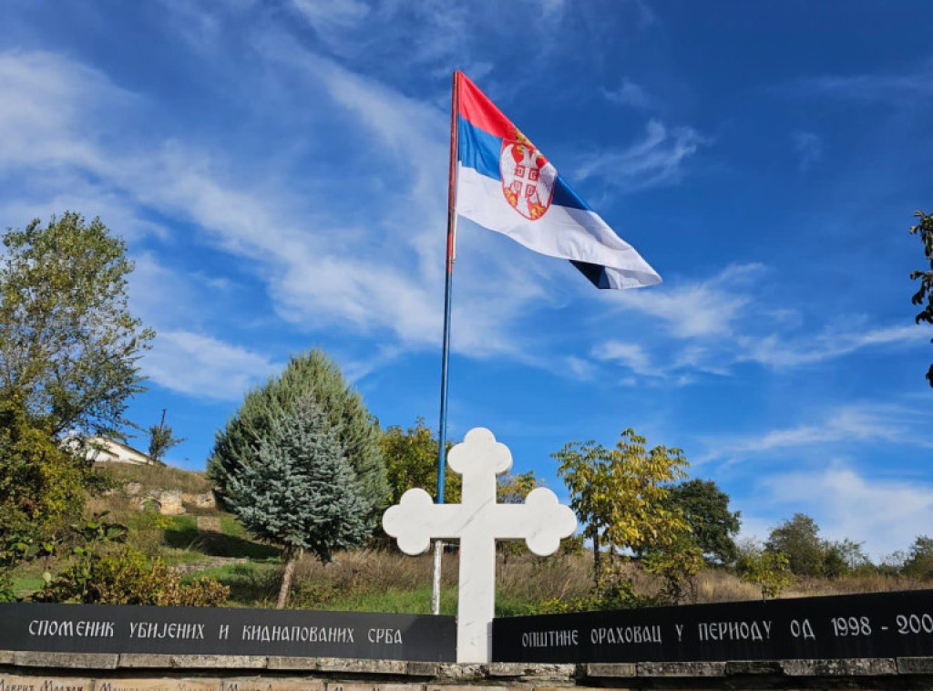 Orahovac: Vraćena srpska trobojka na spomenik ubijenim i otetima Srbima