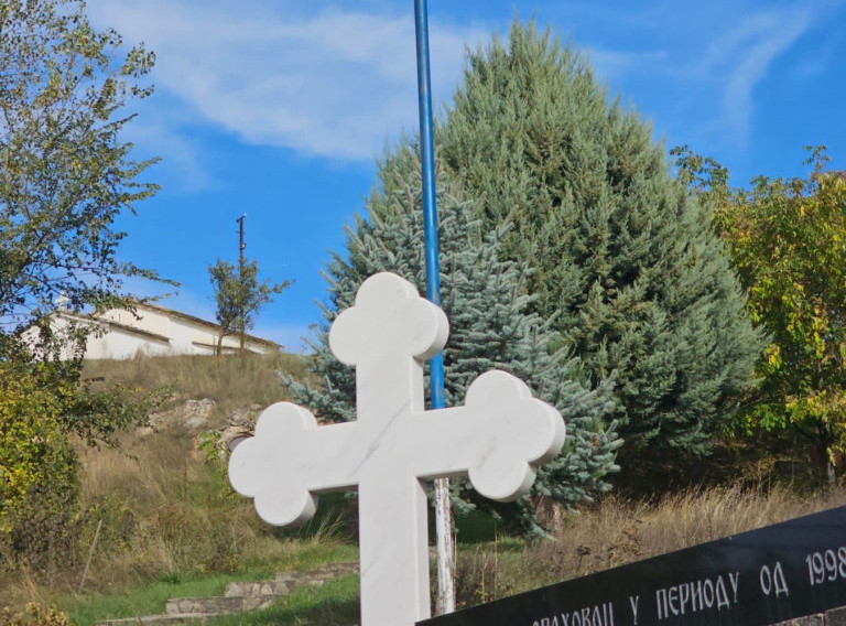 Oskrnavljeno srpsko groblje u Orahovcu