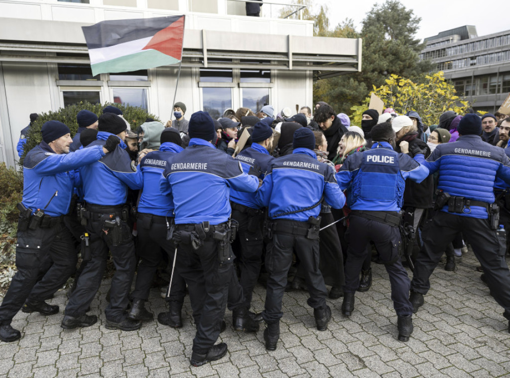 Švajcarska policija blokirala demonstrante u Lozani uoči govora Makrona
