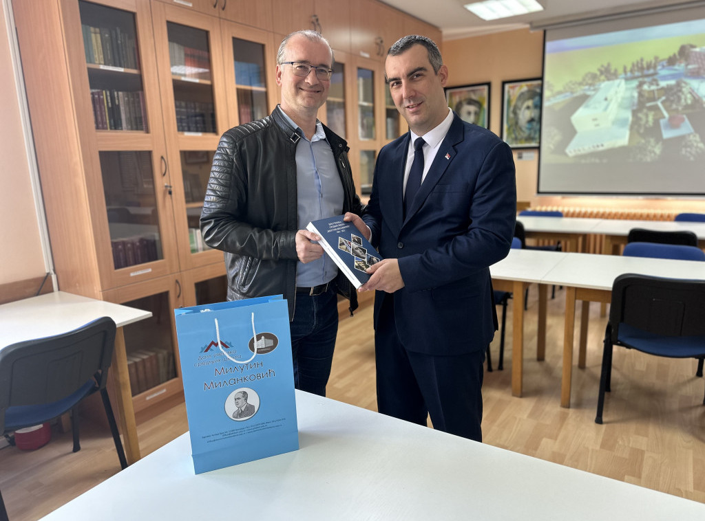 Vladimir Orlić posetio Dom učenika "Milutin Milanković" i uručio donaciju u vidu računara