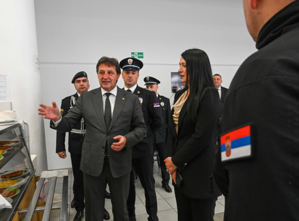 Gašić obišao pripadnike JZO, čestitao jubilej, dodelio plakete