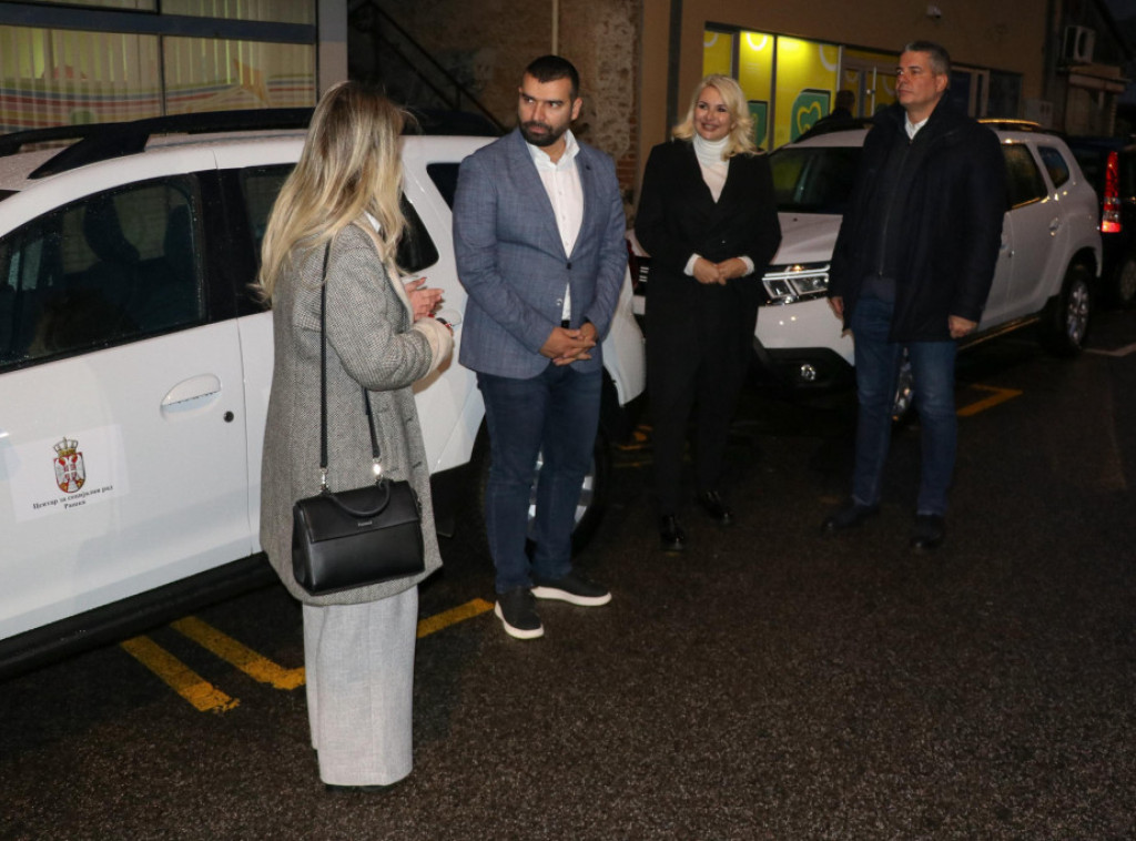 Ministarka Kisić uručila ključeve dva terenska vozila Centru za socijalni rad u Raški