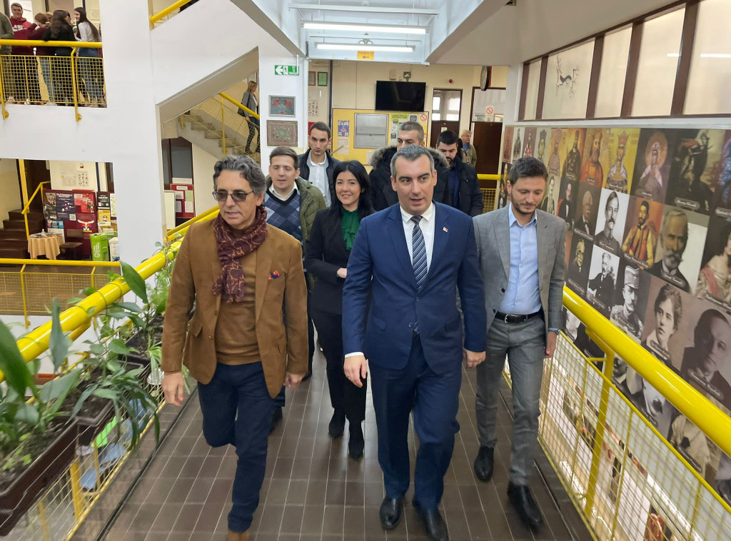 Predsednik Narodne skupštine posetio gimnaziju "Patrijarh Pavle"