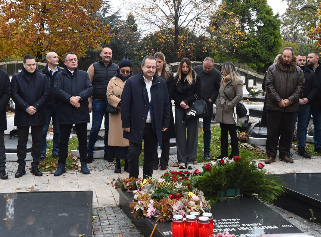 Dačić sa rukovodstvom SPS-a prisustvovao dvogodišnjem pomenu Milutinu Mrkonjiću na Novom groblju