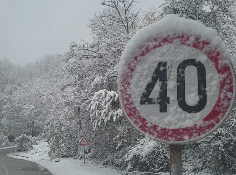 Sneg doneo zimske uslove na planinskim putevima, prilazi prohodni, potrebna oprema