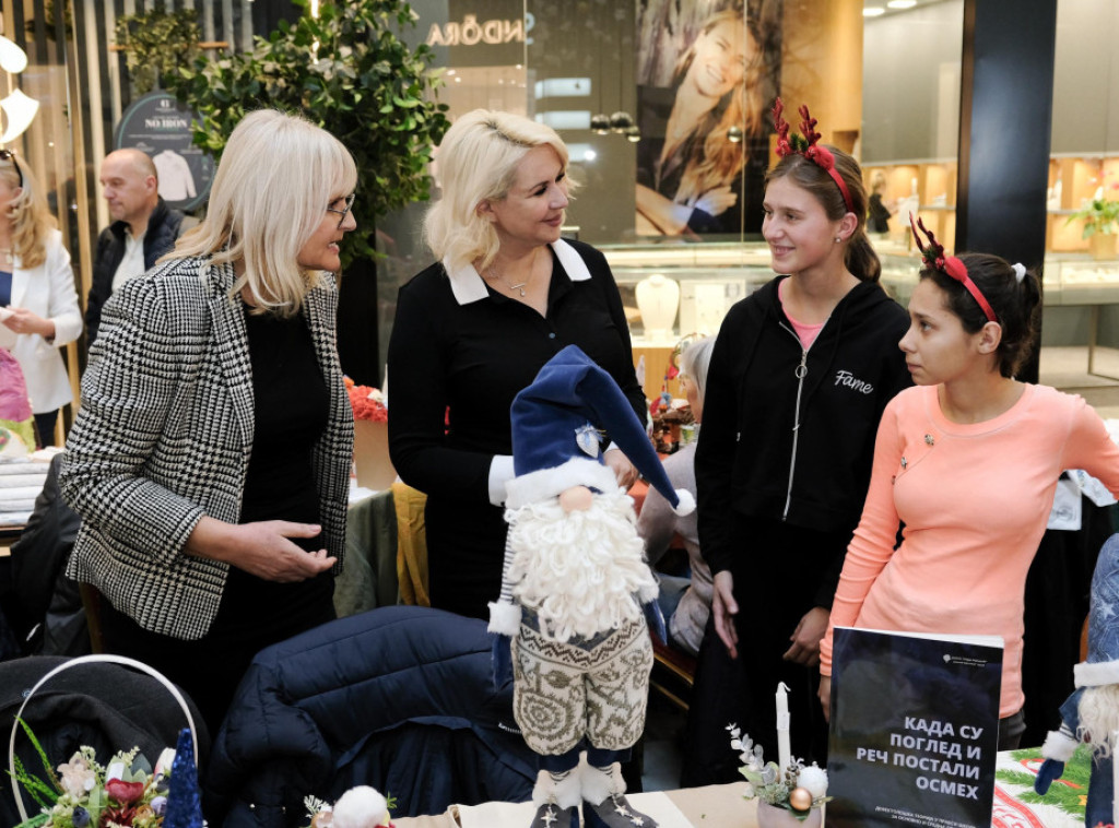 Ministarka Kisić prisustvovala otvaranju Božićnog bazara rukotvorina žena