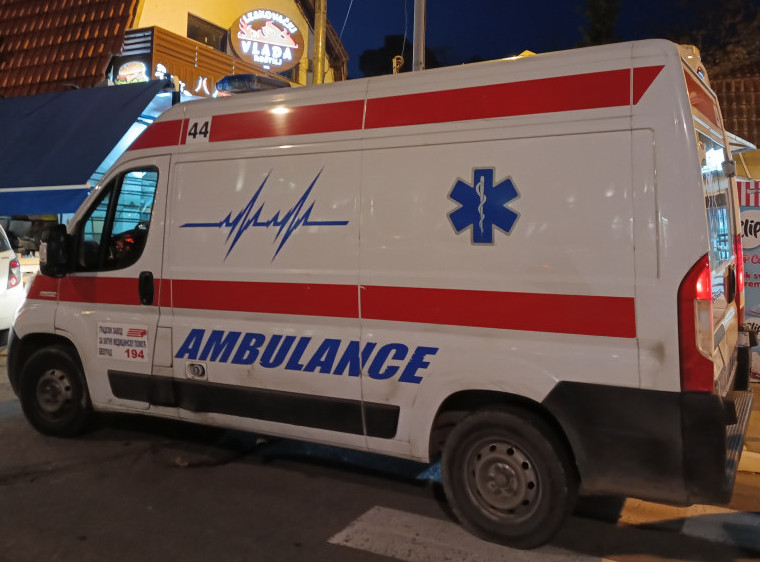 Hitna pomoć: Dve osobe povređene u napadu nožem u Borči, u Surčinu žena povređena u požaru