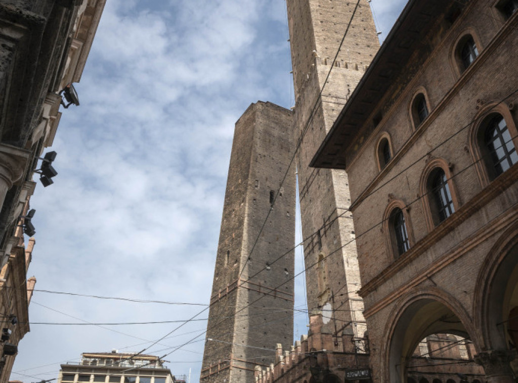 Jedna od dve kule u Bolonji se nagnula, zvaničnici je obezbedili da se ne sruši