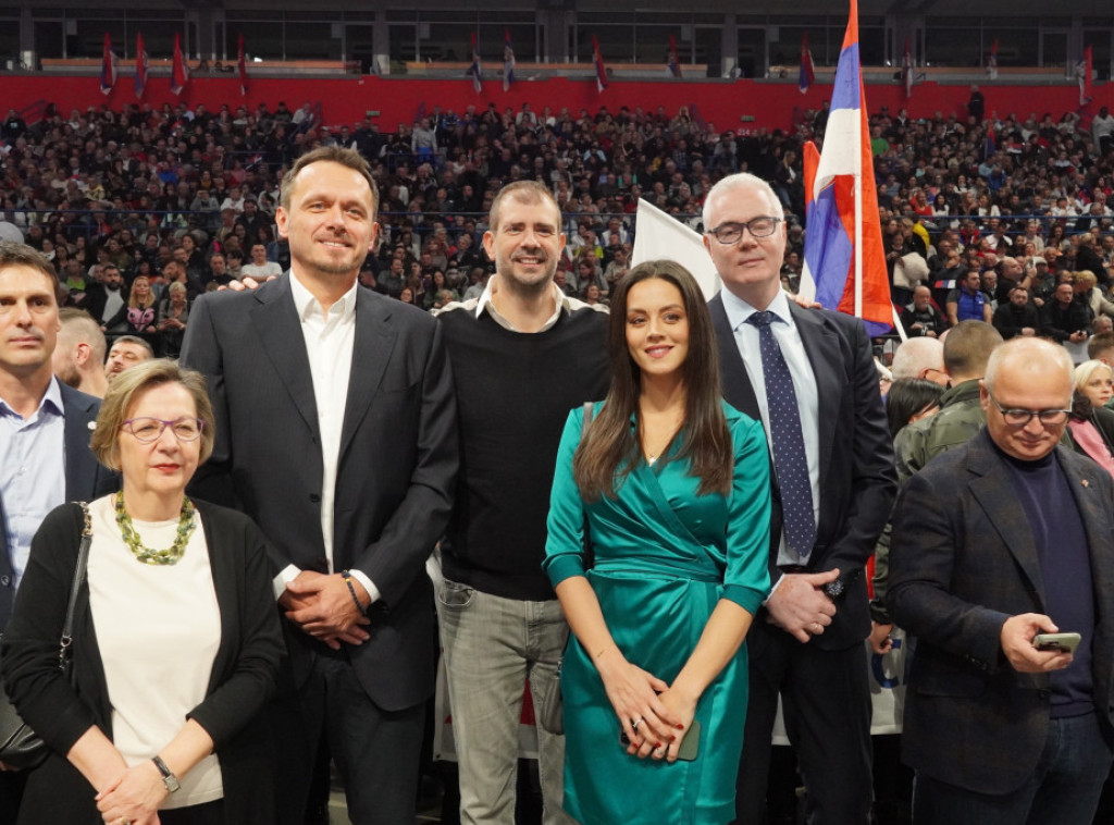 Na skupu SNS govorili lekari, umetnici, sportisti, građani
