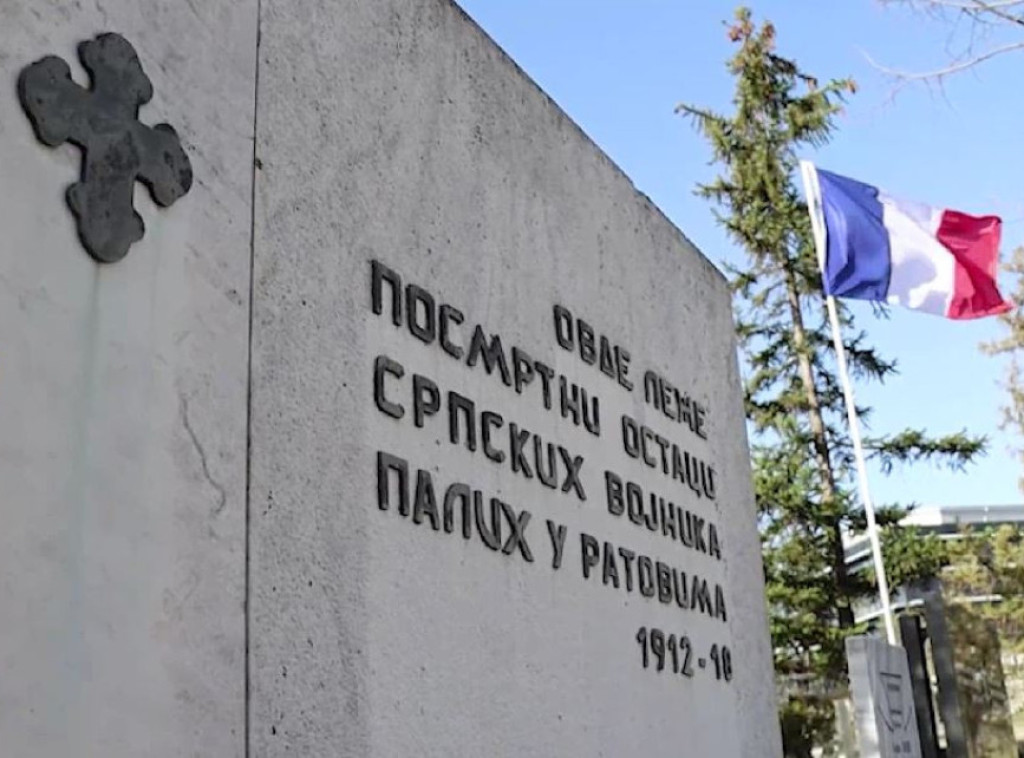 Priština: Eparhija raško-prizrenska potvrdila da je spomenik vojnicima vraćen na svoje mesto