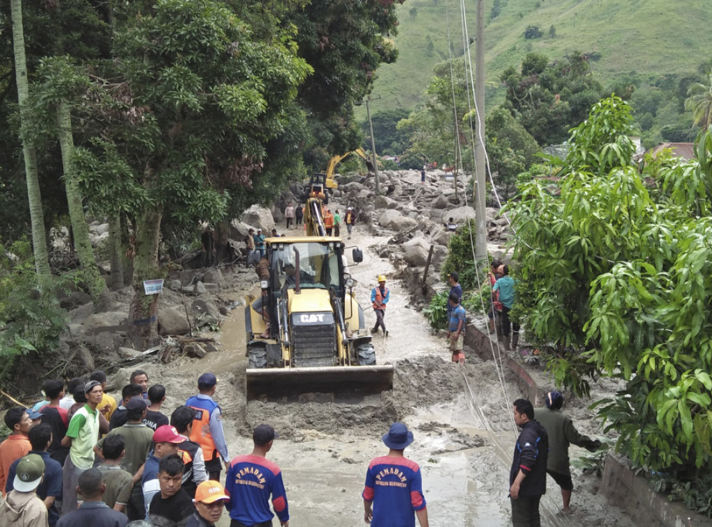 U poplavama u Indoneziji poginula jedna osoba, 11 nestalo