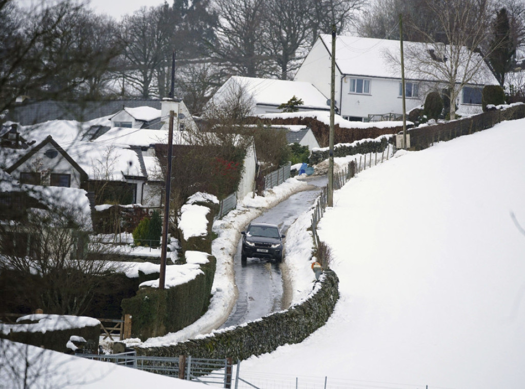 Zbog snega u Engleskoj 2.500 potrošača bez struje, auto-putevi blokirani