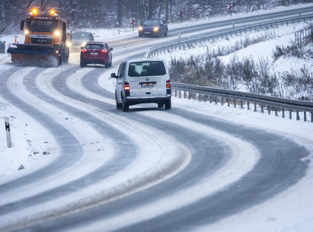 Snežni talas blokirao delove Nemačke, više stradalih u saobraćajnim nesrećama