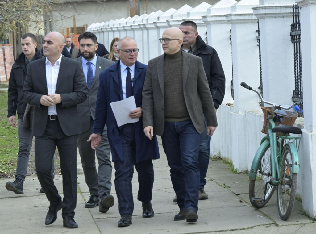 Vesić i Vučević obišli završne radove na putu koji spaja Odžake i Bačku Palanku