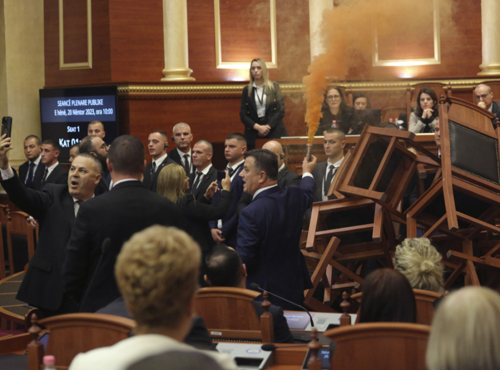 Albanija: Opet neredi u Skupštini, opozicija blokirala govornicu stolicama