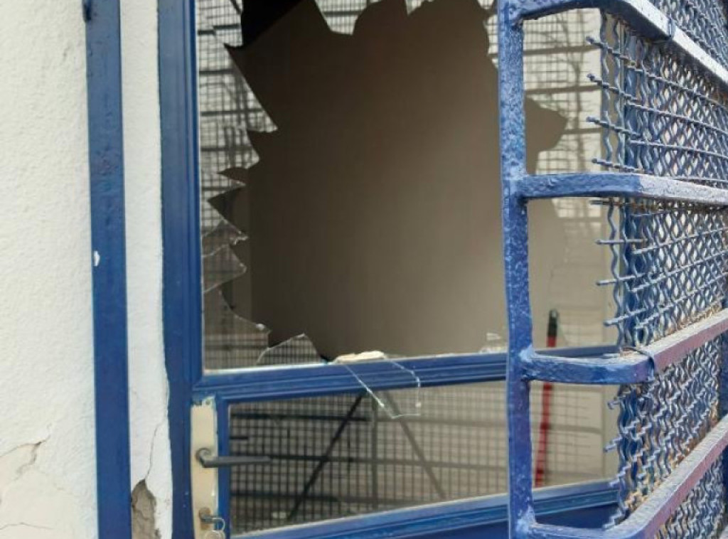 Na ambulanti u Suvom Dolu razbijena stakla i iščupana metalna vrata