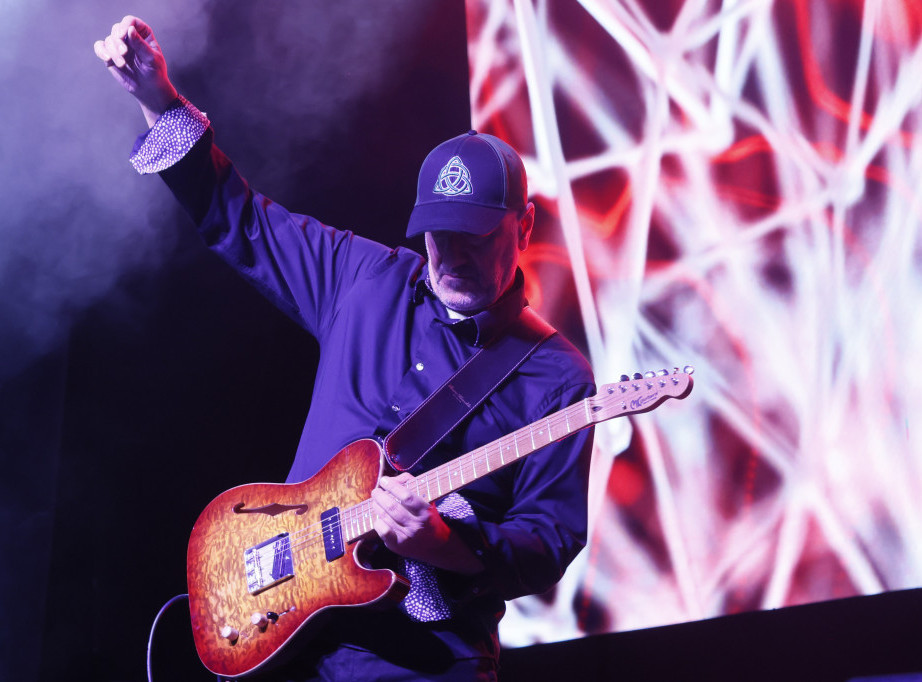 Gitarista Vlatko Stefanovski izvodi pesmu "Plima" Indeksa 3. decembra u Sava centru