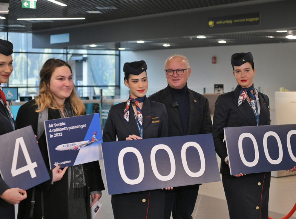 Er Srbija prevezla četiri milionitu putnicu, Vesić uručio nagradu