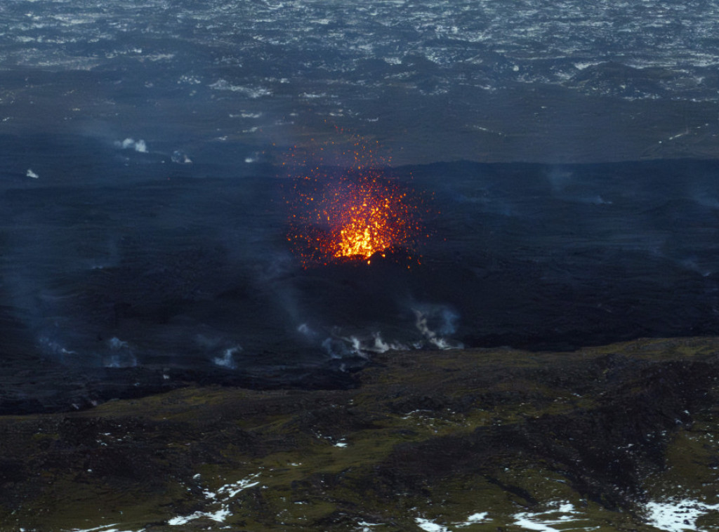 Lava iz vulkana na Islandu ističe sve sporije i postaje bezopasnija
