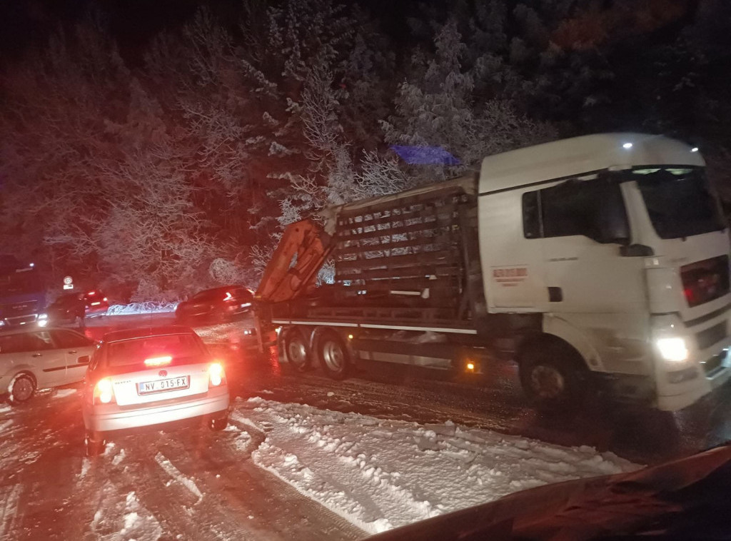 U Zlatiborskom okrugu otežan saobraćaj zbog snega