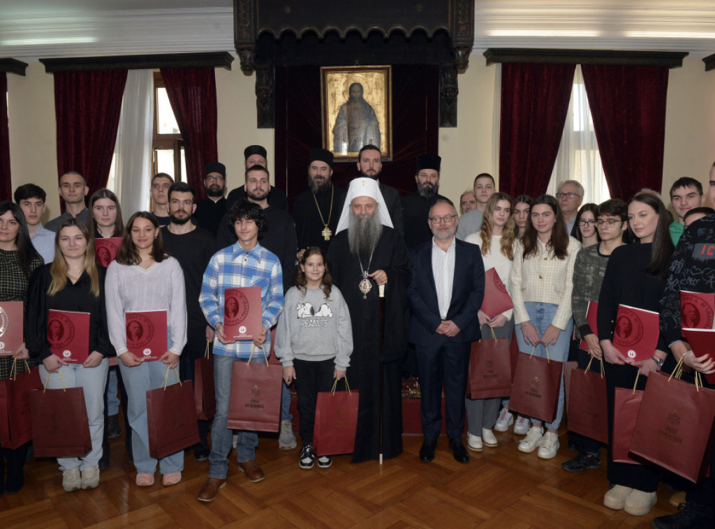 Porfirije dodelio stipendije studentima i đacima iz porodica sa više dece