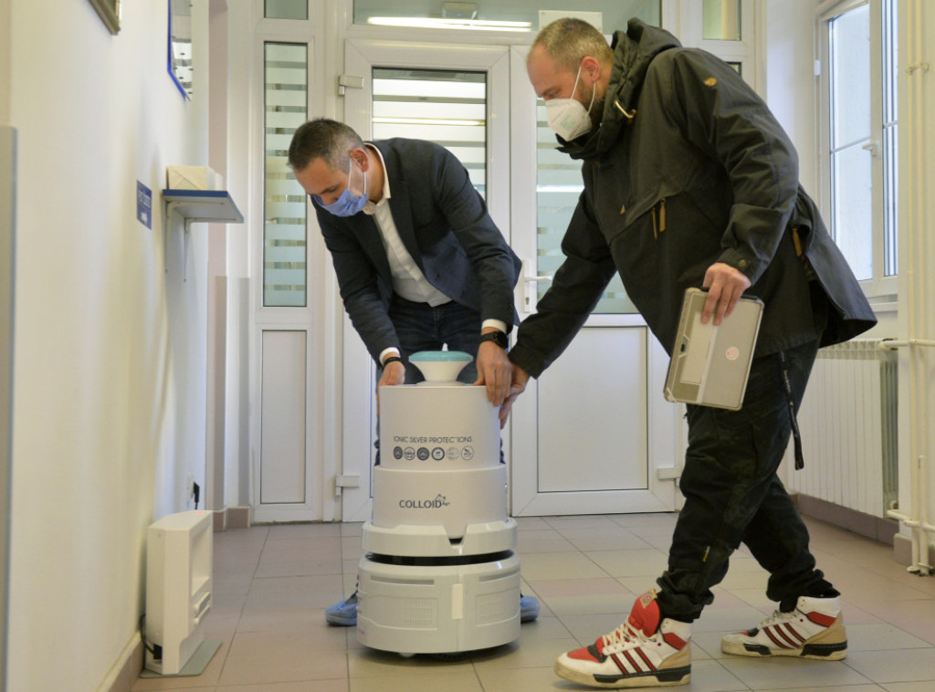 Porodilištu KBC "Dragiša Mišović" doniran robot za dezinfekciju i 70 antibakterijskih posteljina sa nitima srebra