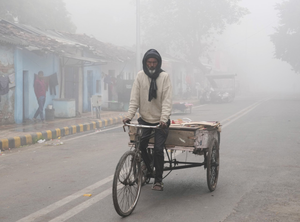 Indija: Hladnoća i gusta magla izazvali saobraćajni haos u Nju Delhiju