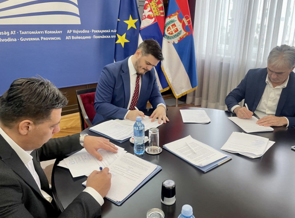 Uručeni ugovori za sufinansiranje investicionih projekata u Malom Iđošu i Novom Bečeju
