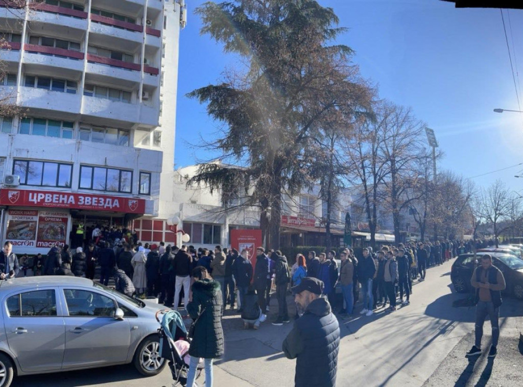 Navijači Zvezde čekaju u redovima ulaznice za evroligaški derbi protiv Partizana