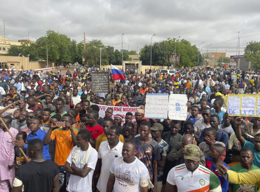 Francuska zvanično zatvorila ambasadu u Nigeru jer je "onemogućena da izvršava misije" posle vojnog puča