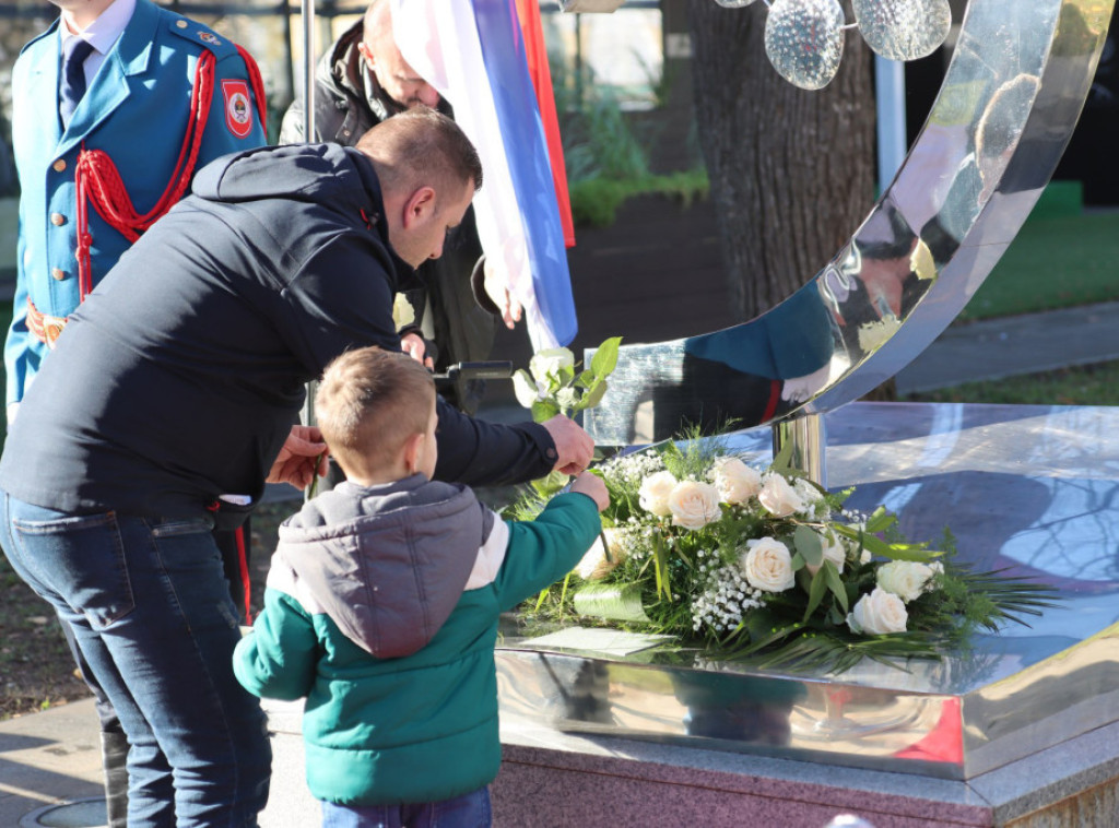 Položeno cveće na spomenik banjalučkim bebama i Milanu Jeliću u Modriči