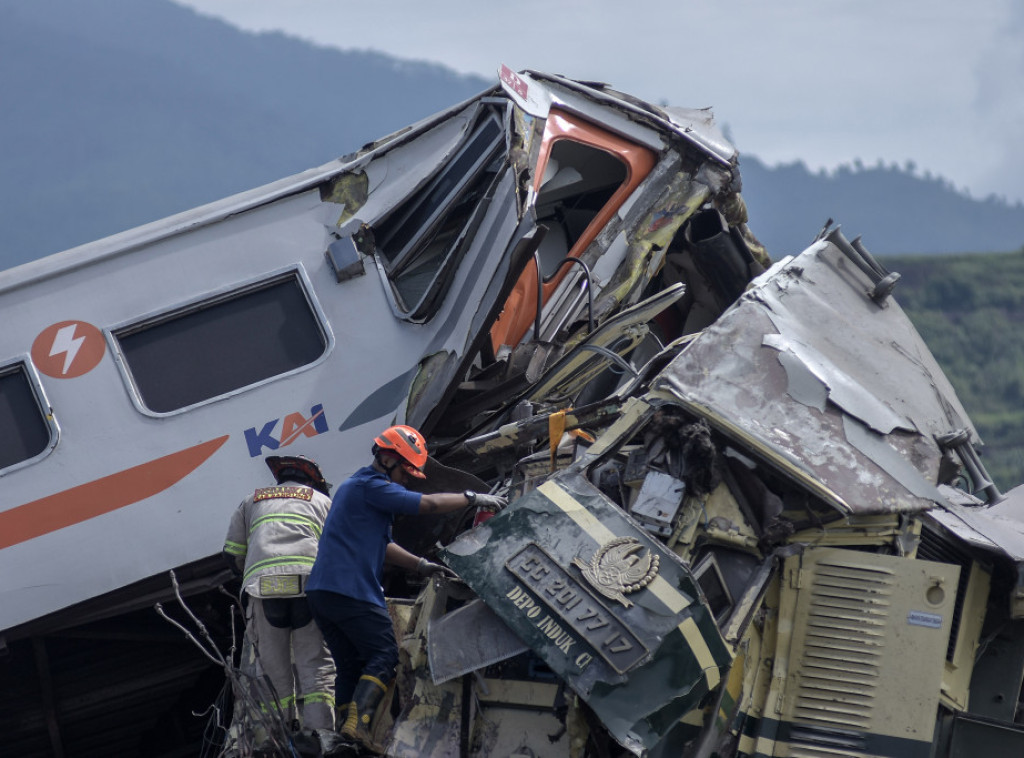 Indonezija: Broj poginulih u sudaru vozova povećan na četiri, broj povređenih na 42
