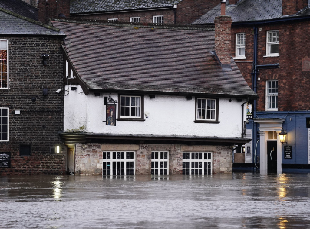 Engleska: Najmanje tri osobe poginule u oluji Henk, poplavljene su kuće i putevi