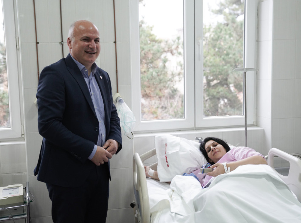 Predsednik opštine Zvezdara tradicionalno uručio dukat prvorođenoj bebi na Božić