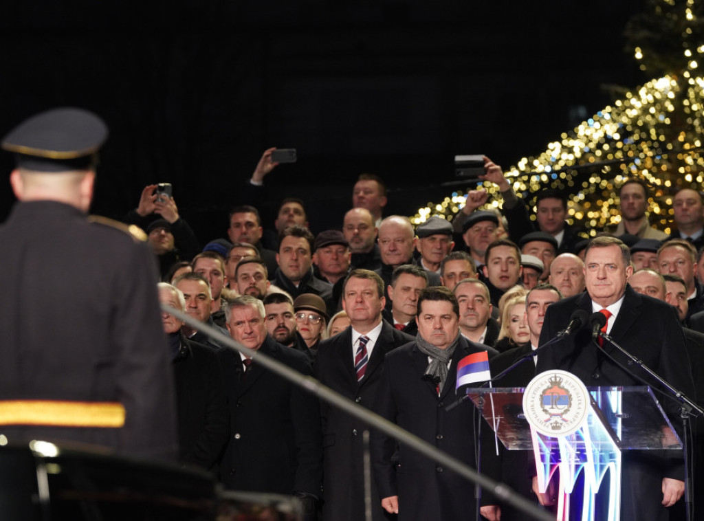 Svečani defile povodom Dana Republike Srpske počeo predajom raporta Dodiku
