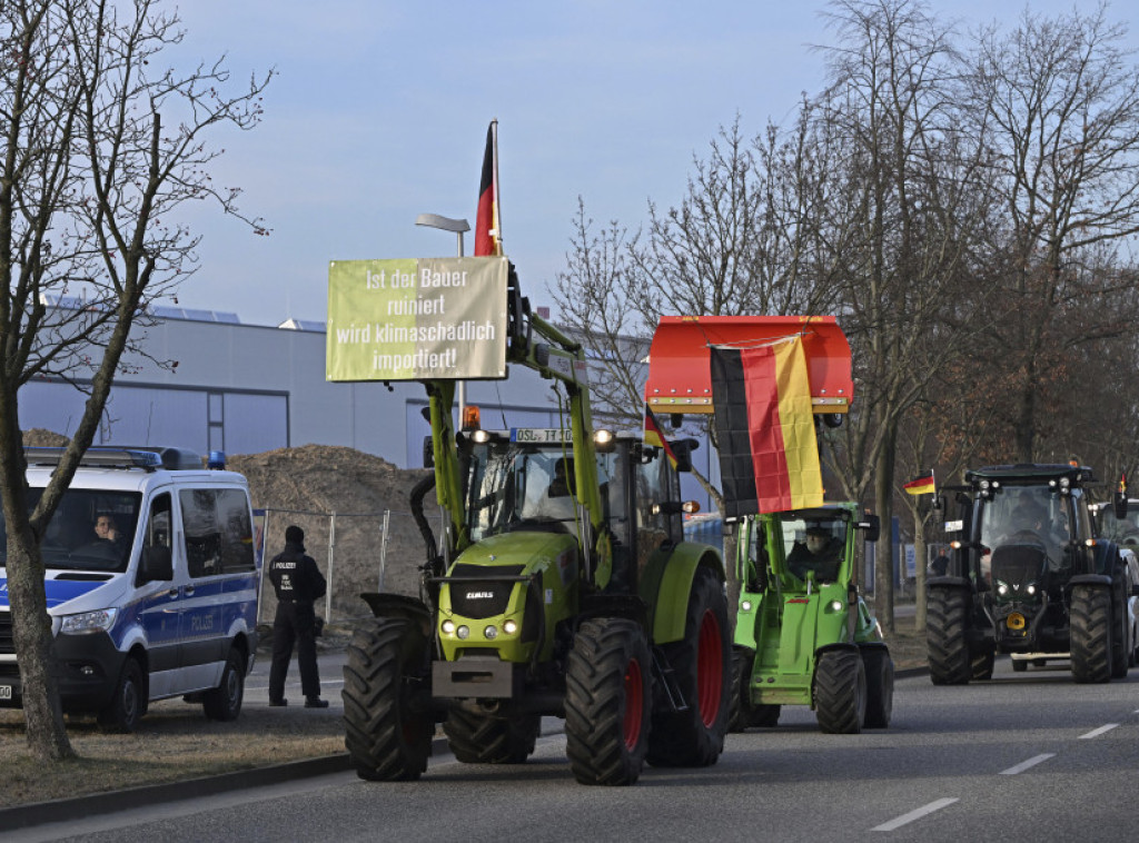 Šolca dočekali demonstranti na otvaranju skladišta za brze vozove u Kotbusu