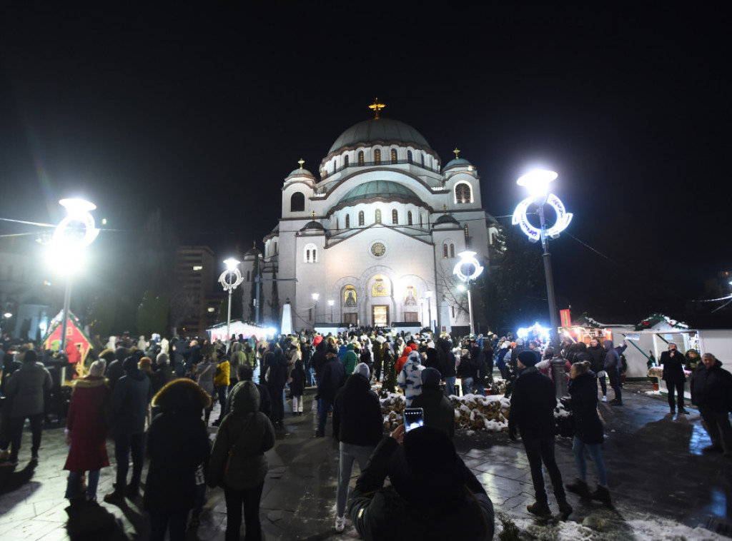 Više stotina vernika dočekalo Novu godinu po julijanskom kalendaru ispred Hrama Svetog Save