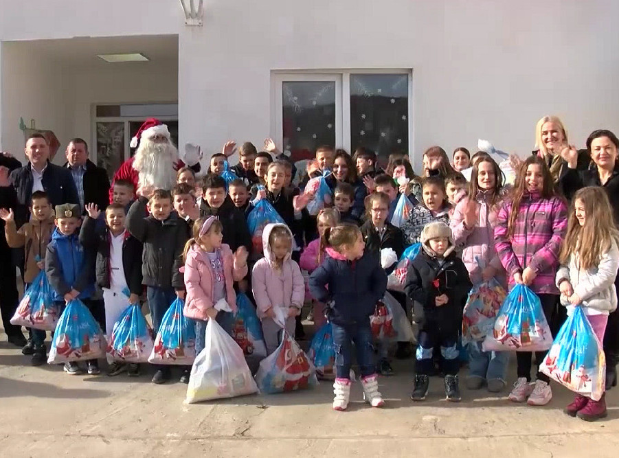 Deci u selu Banje na KiM uručeni paketići, novogodišnji poklon predsednika Vučića