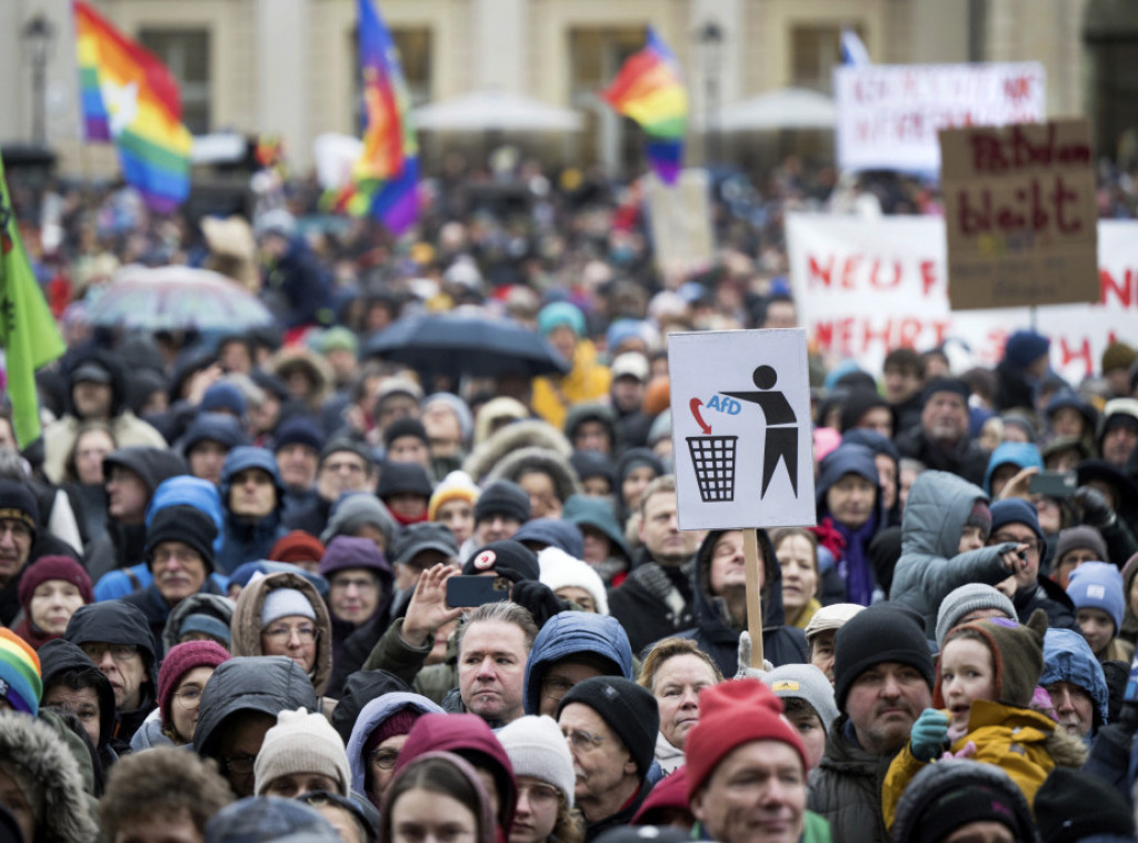 Protest protiv desnice u Nemačkoj, među demonstrantima i kancelar Šolc