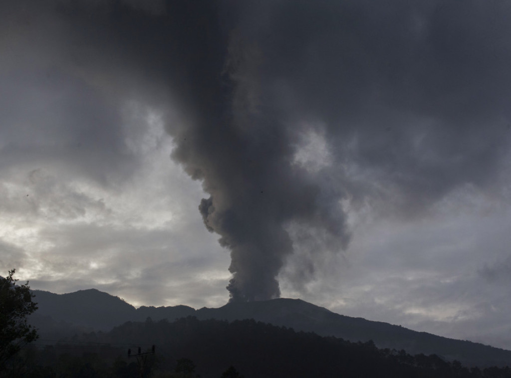 Indonezija: Evakuisano 6.500 ljudi na ostrvu Flores zbog aktiviranja vulkana