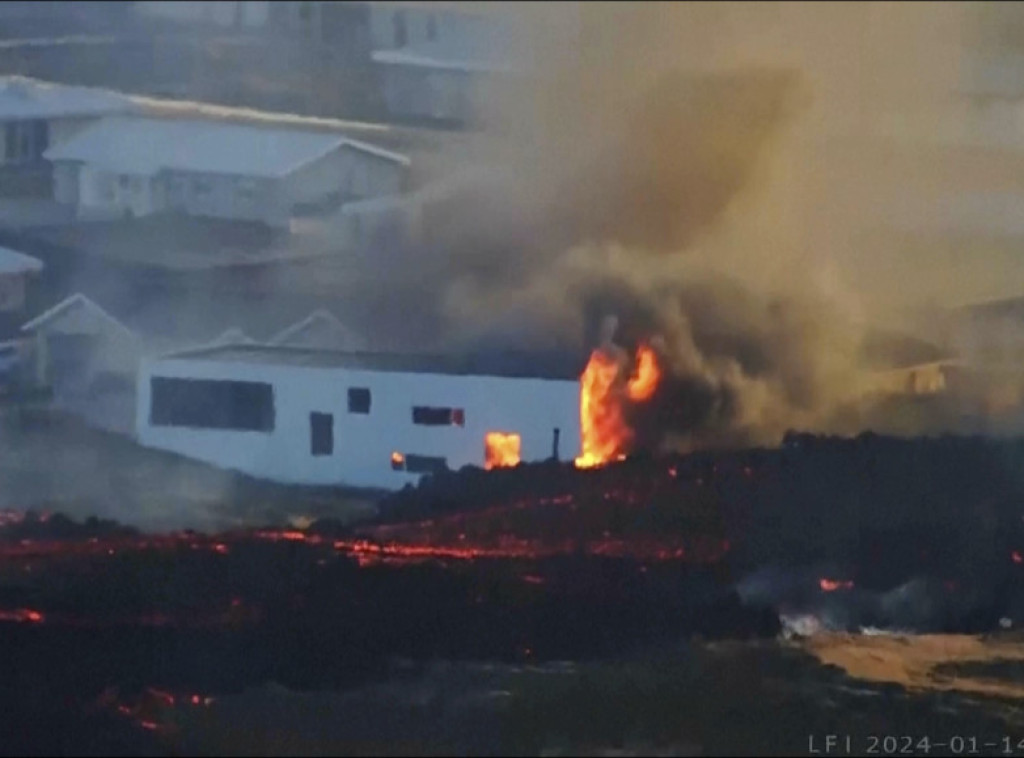 U Grindaviku, na Islandu, zapalile se kuće nakon što se izlila vulkanska lava