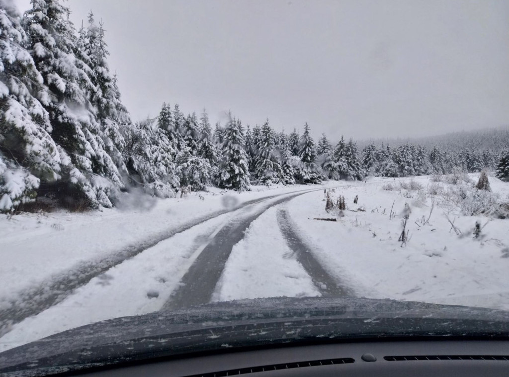 Snežne padavine otežavaju saobraćaj uzrokujući zastoje u Republici Srpskoj