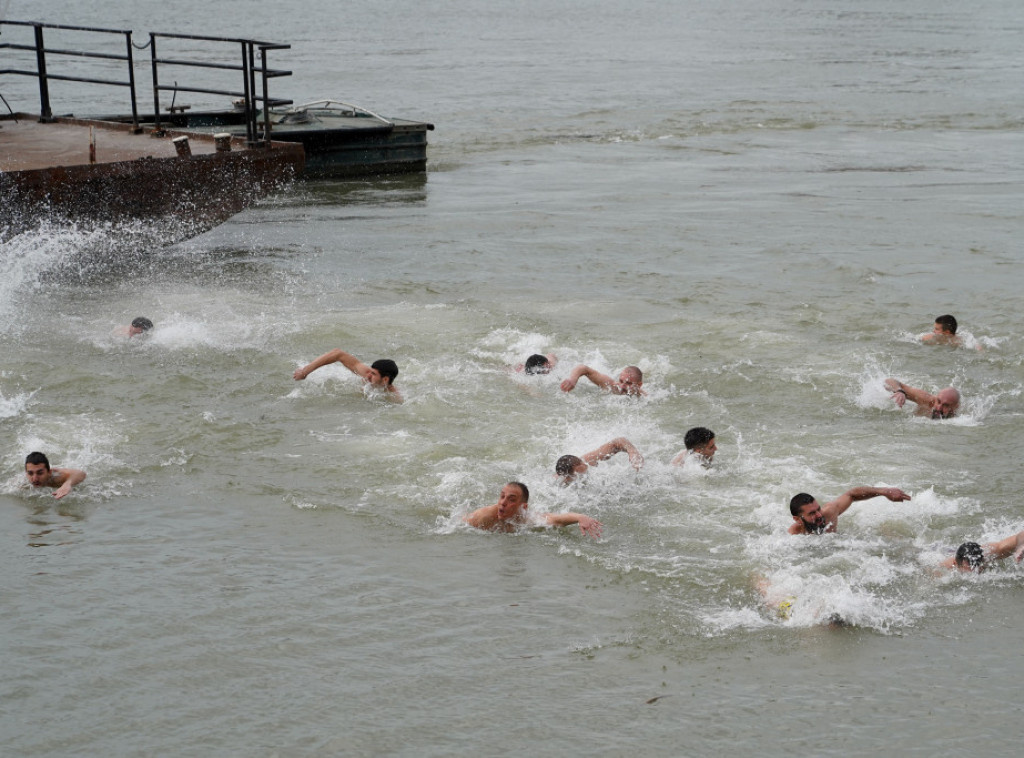 Do Časnog krsta na Savi kod Kalemegdana stiglo zajedno 35 plivača