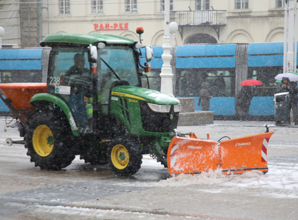 Hrvatska: Sneg, led i vetar otežavaju saobraćaj, zatvoreni brojni putevi