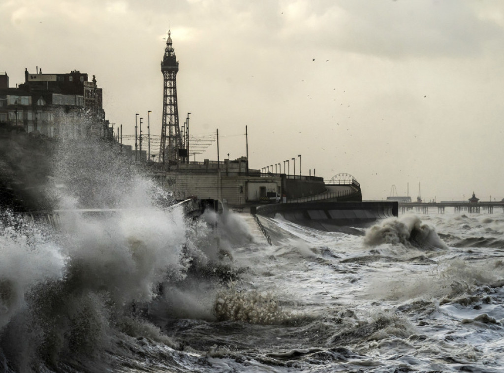 Velika Britanija: Dve osobe poginule, desetine hiljada ljudi ostalo bez struje zbog oluje Iša