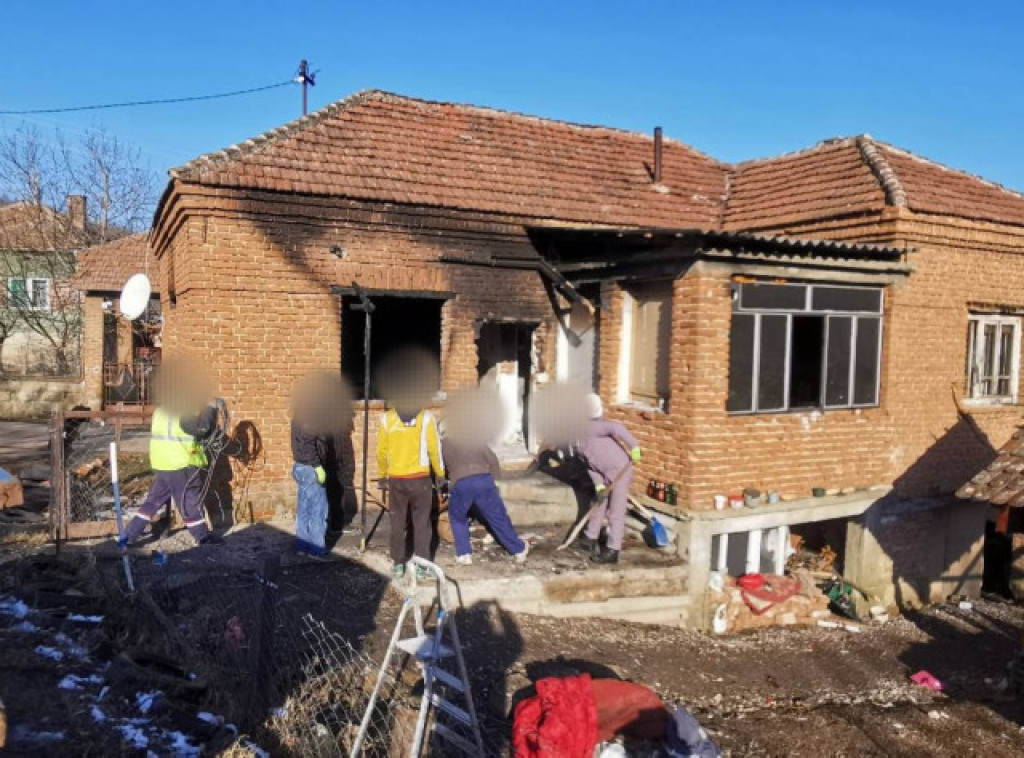 Zaposleni i osuđenici Okružnog zatvora Zaječar učestvovali su u sređivanju kuće izgorele u požaru