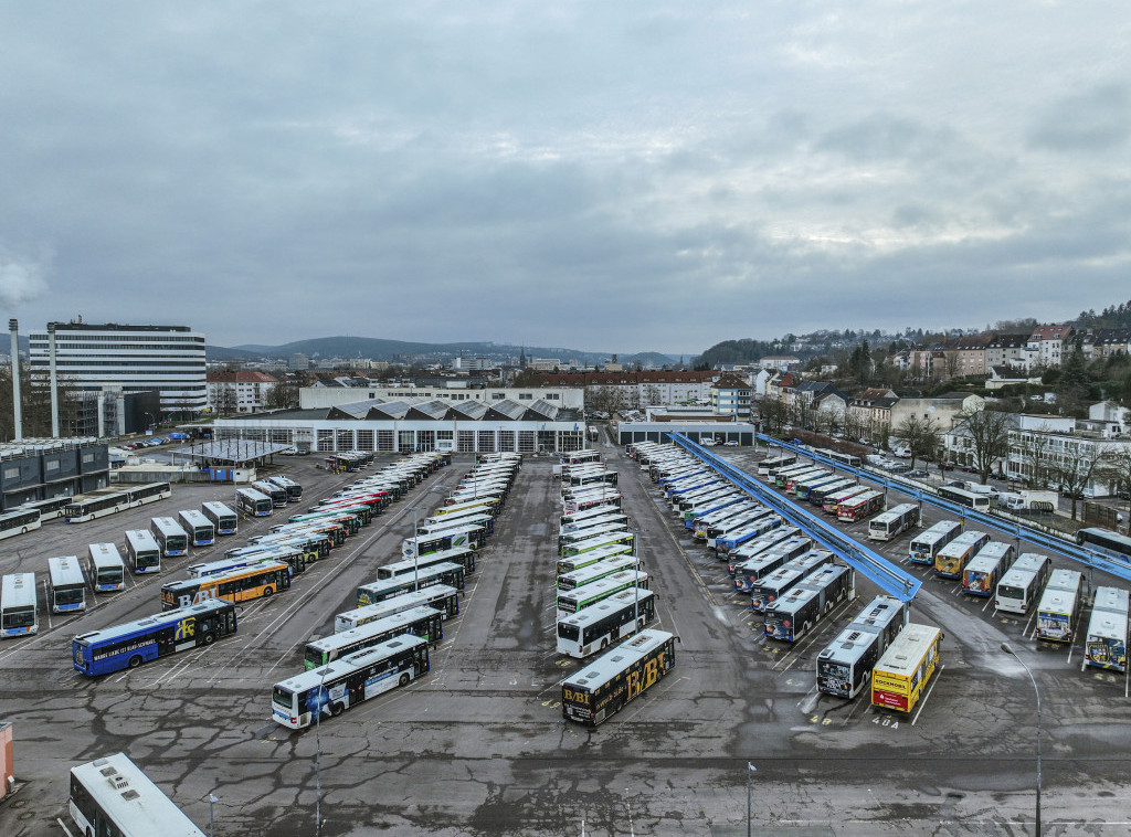 Nemačka: Radnici u javnom prevozu stupili u štrajk, autobusi i tramvaji stali