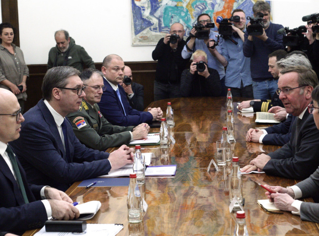 Vucic meets with German defence minister